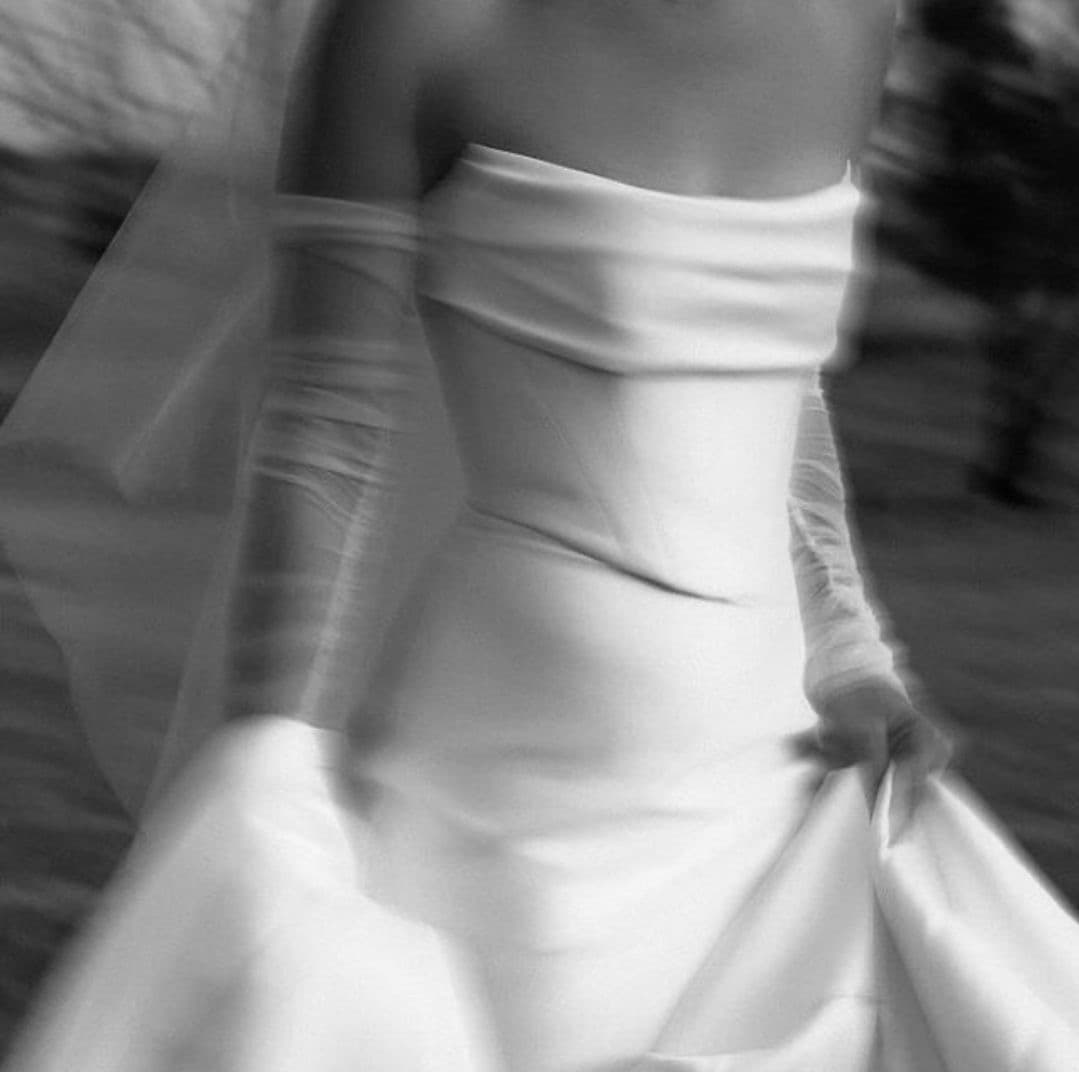Noiva de vestido tomara que caia, véu em movimento