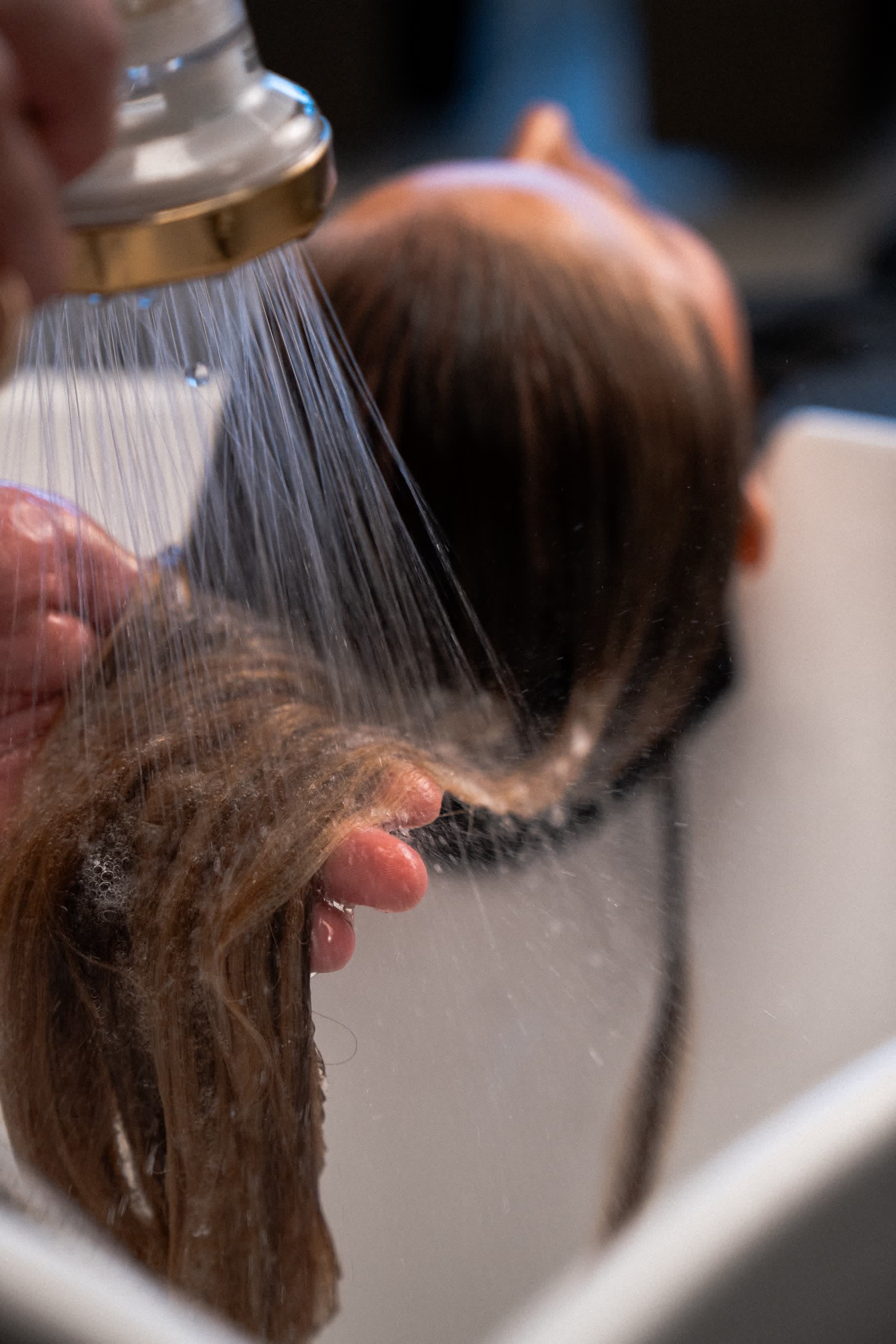 Lavagem do cabelo na bacia antes do penteado