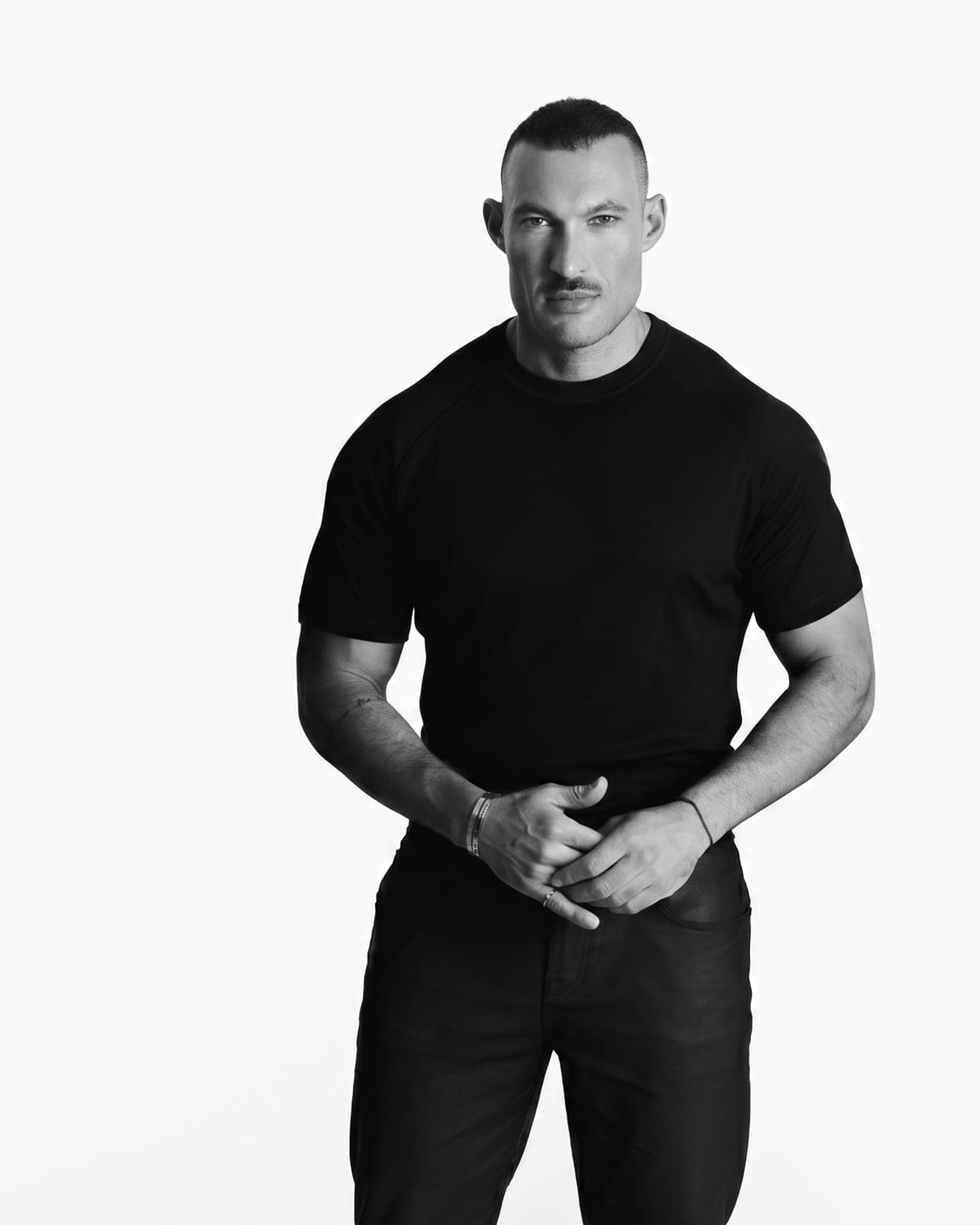 Romeu Felipe em retrato preto e branco, camiseta preta